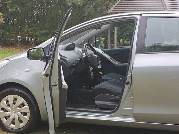 Toyota Yaris 18 of 22