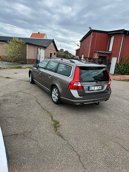 Volvo V70 3 of 4