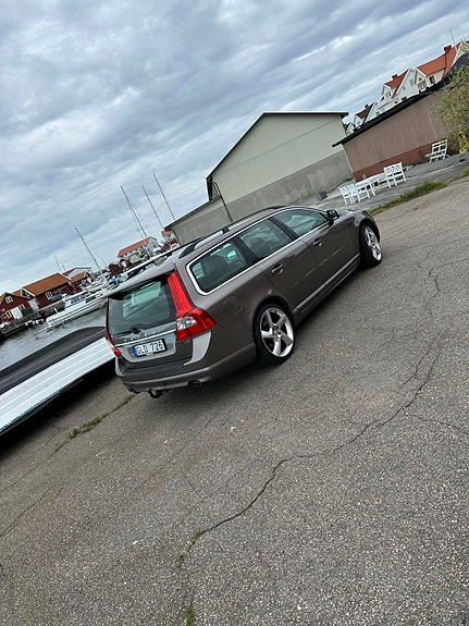 Volvo V70 2 of 4