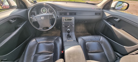Volvo V70 3 of 7