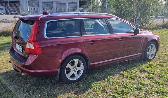 Volvo V70 2 of 7
