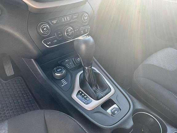 Jeep Cherokee 9 of 17