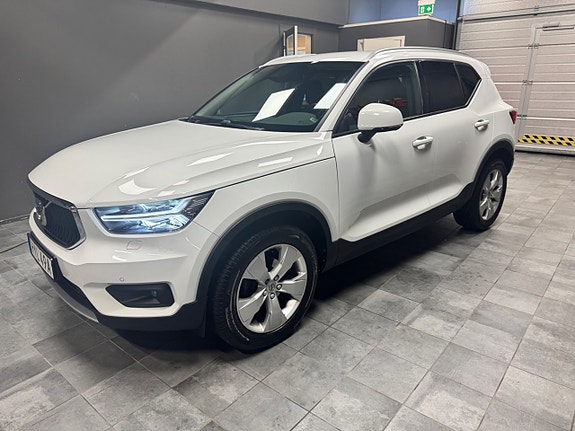 Volvo XC40 2 of 11