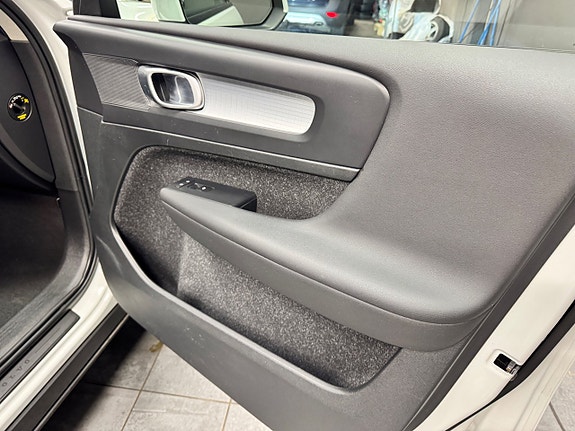 Volvo XC40 8 of 11