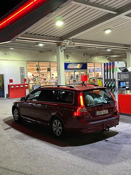 Volvo V70 2 of 6