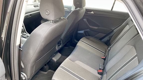 Volkswagen T-Roc 11 of 12