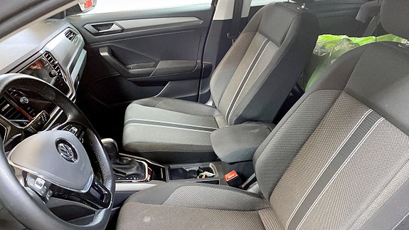 Volkswagen T-Roc 8 of 12