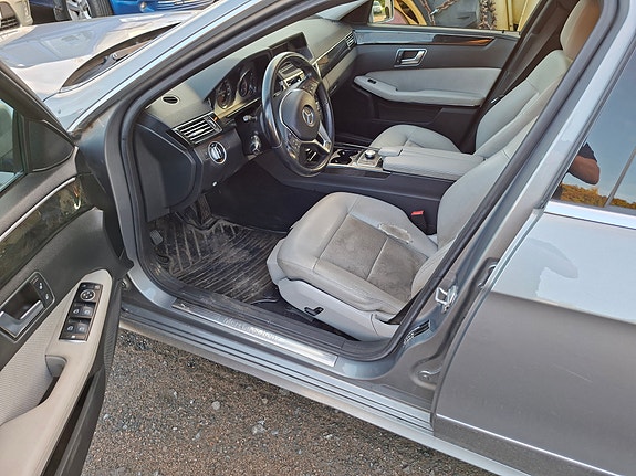Mercedes-Benz E220 4 of 4
