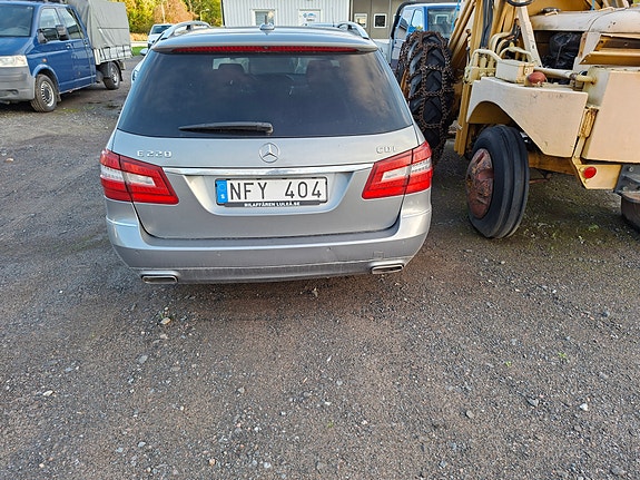 Mercedes-Benz E220 2 of 4
