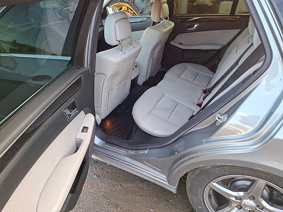 Mercedes-Benz E220 3 of 4