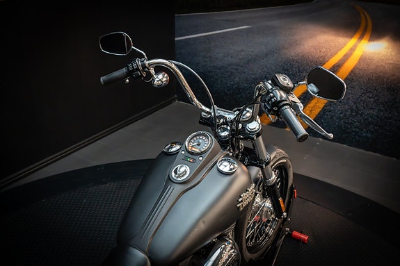 Harley-Davidson Dyna Street Bob FXDB 13 of 21