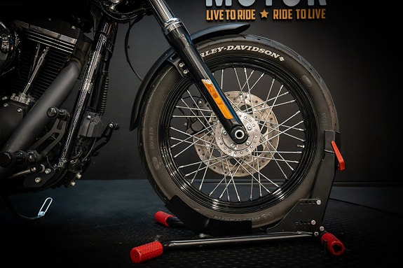 Harley-Davidson Dyna Street Bob FXDB 16 of 21