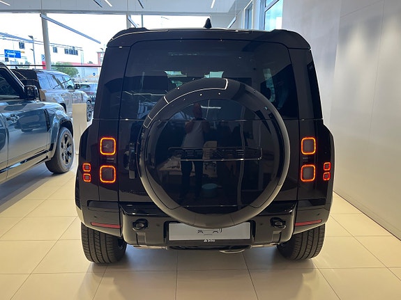 Land Rover Defender 110 3 of 6