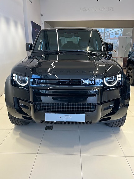 Land Rover Defender 110 2 of 6