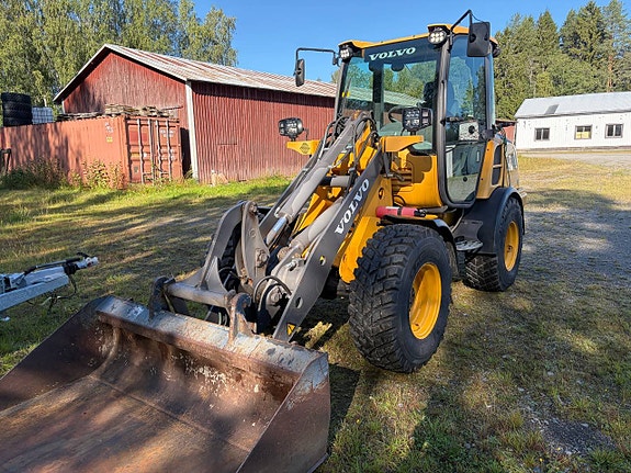 Volvo L25F 2 of 11