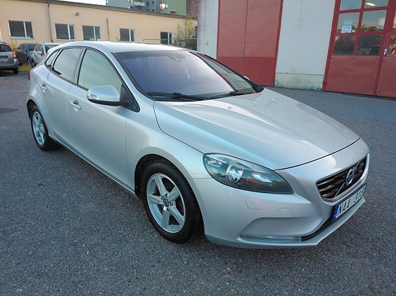 Volvo V40 2 of 12