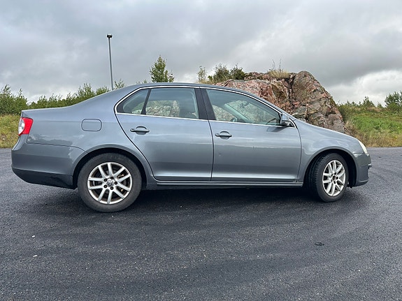 Volkswagen Jetta 3 of 7