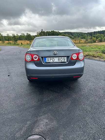Volkswagen Jetta 2 of 7
