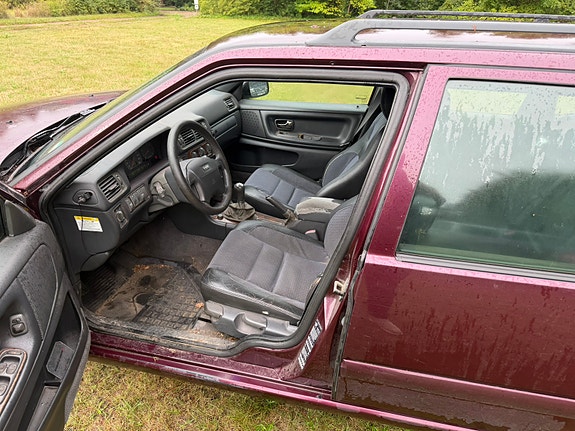 Volvo V70 3 of 4