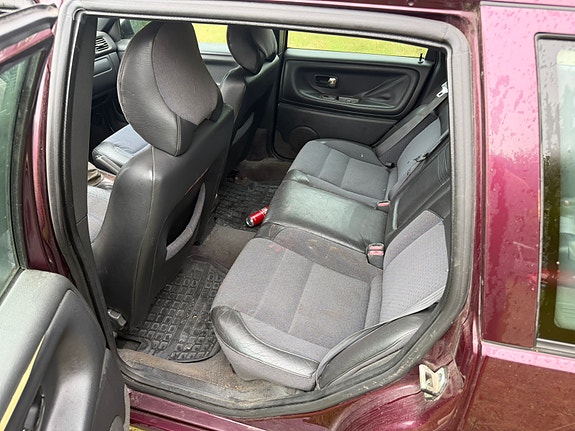 Volvo V70 2 of 4