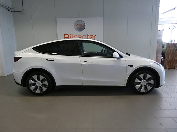 Tesla Model Y 4 of 23