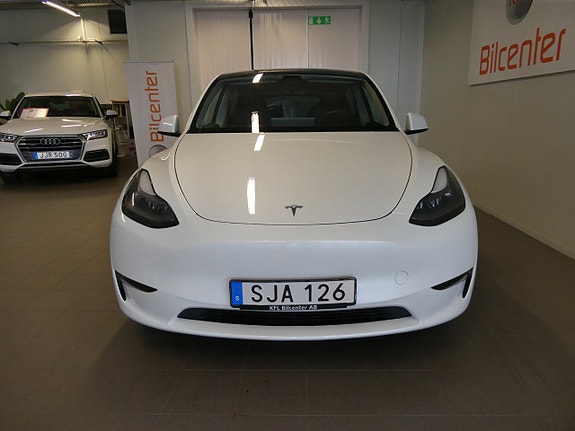 Tesla Model Y 9 of 23