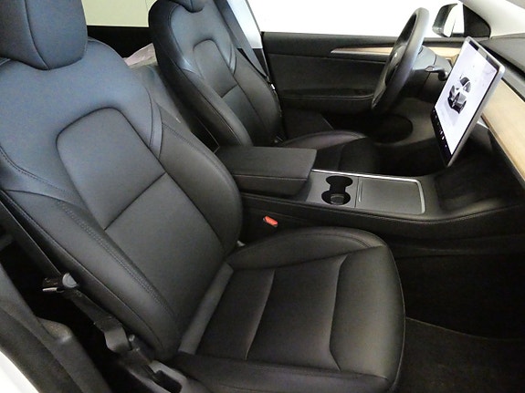 Tesla Model Y 13 of 23