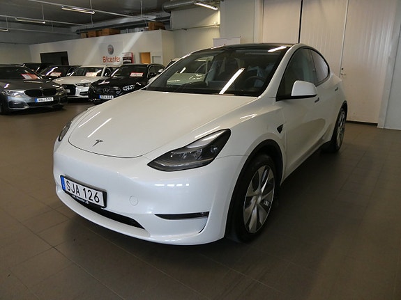 Tesla Model Y 8 of 23