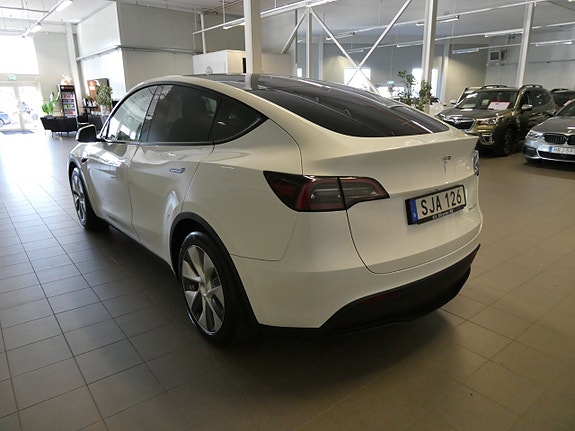 Tesla Model Y 7 of 23