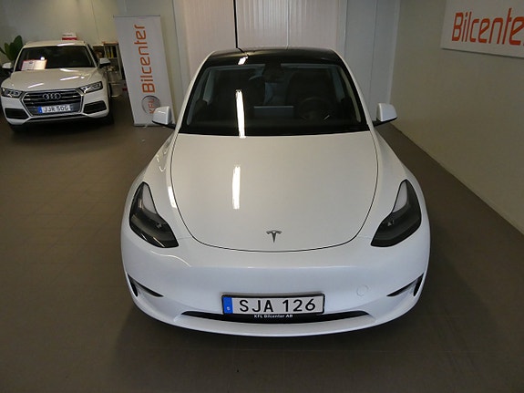 Tesla Model Y 10 of 23