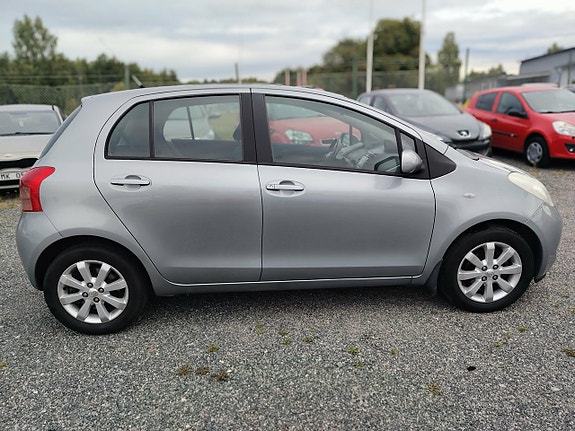 Toyota Yaris 11 of 15