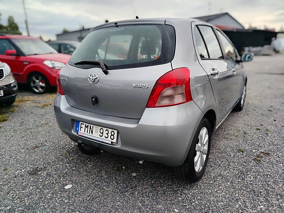 Toyota Yaris 5 of 15