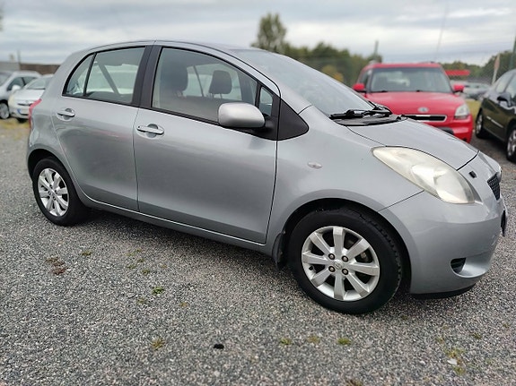 Toyota Yaris 10 of 15