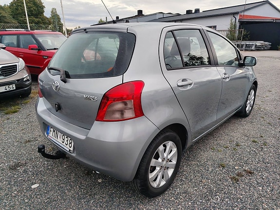 Toyota Yaris 9 of 15
