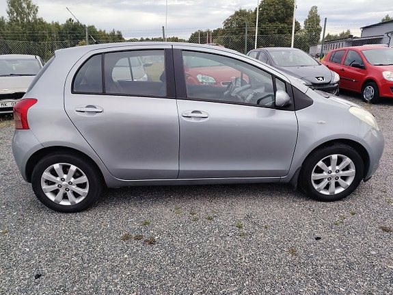 Toyota Yaris 3 of 15