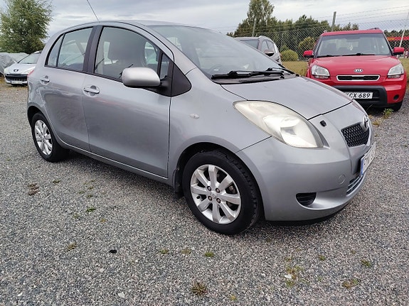 Toyota Yaris 8 of 15