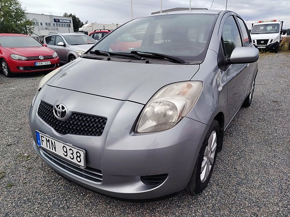 Toyota Yaris 4 of 15