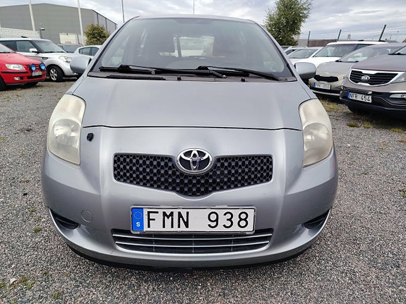 Toyota Yaris 2 of 15