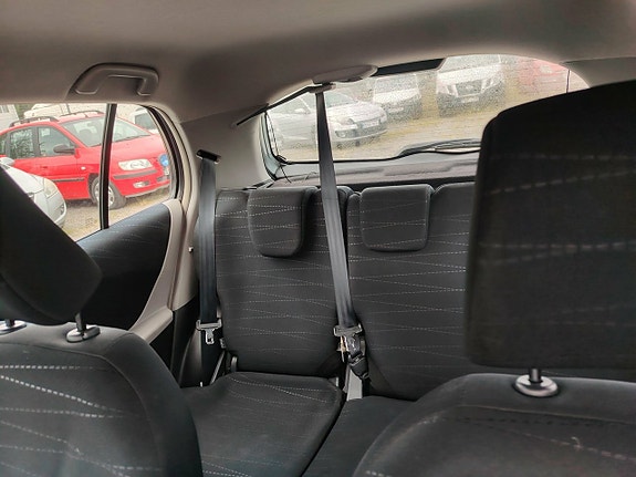 Toyota Yaris 12 of 15