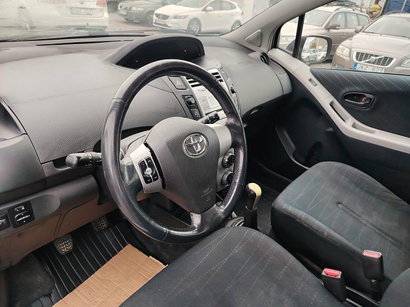 Toyota Yaris 6 of 15