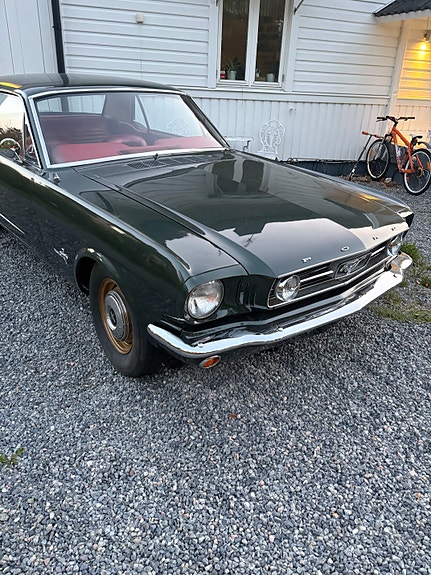 Ford Mustang 2 of 14