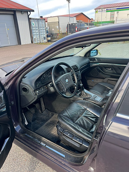 BMW 523i 5 of 7