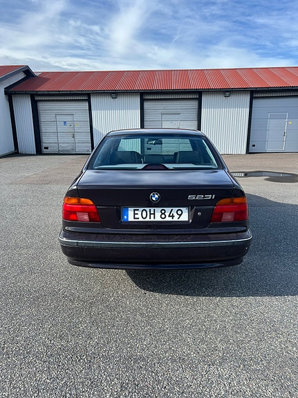 BMW 523i 3 of 7