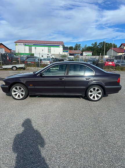 BMW 523i 4 of 7