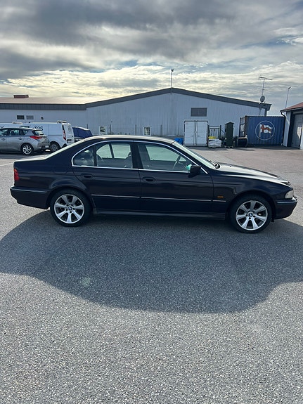 BMW 523i 2 of 7