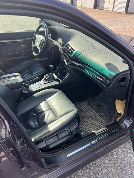 BMW 523i 6 of 7