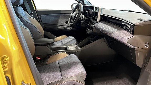 Renault 5 E-Tech 3 of 10