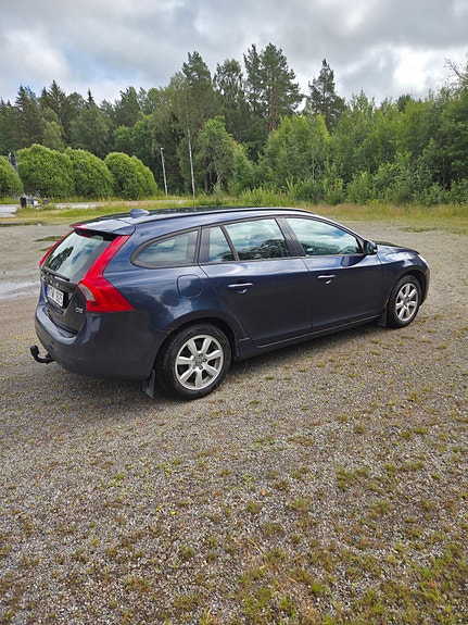 Volvo V60 2 of 8