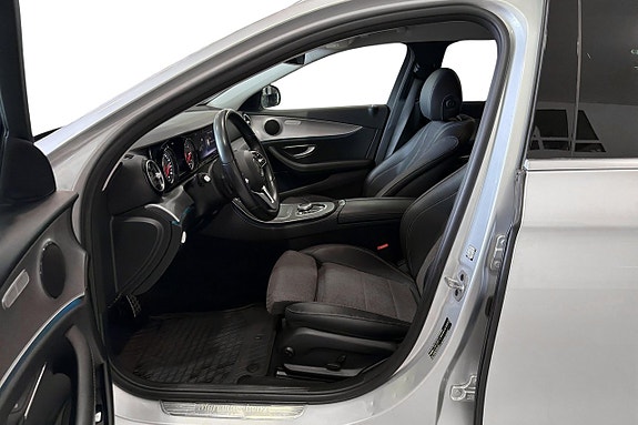 Mercedes-Benz E200 11 of 12