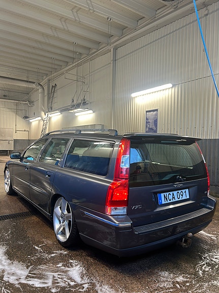 Volvo V70 2 of 6